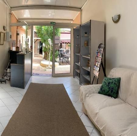 Hotel Le Derby Cagnes-sur-Mer Bagian luar foto
