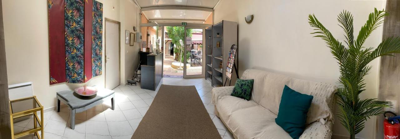 Hotel Le Derby Cagnes-sur-Mer Bagian luar foto