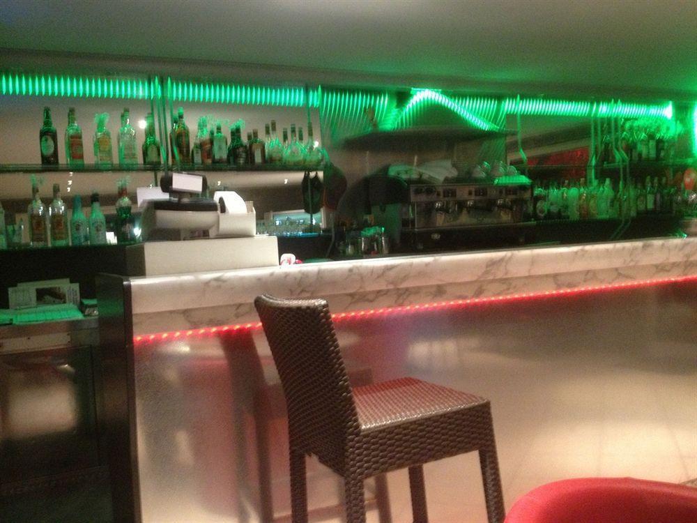 Hotel Le Derby Cagnes-sur-Mer Bagian luar foto