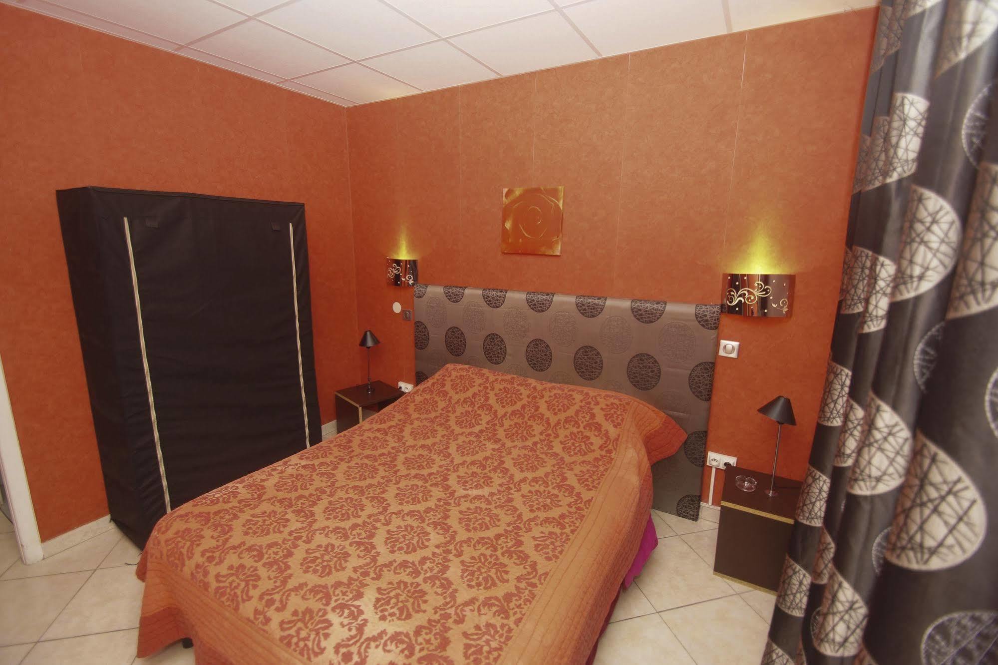 Hotel Le Derby Cagnes-sur-Mer Bagian luar foto