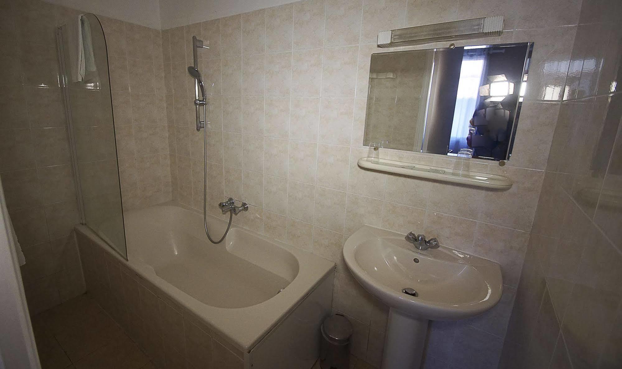 Hotel Le Derby Cagnes-sur-Mer Bagian luar foto