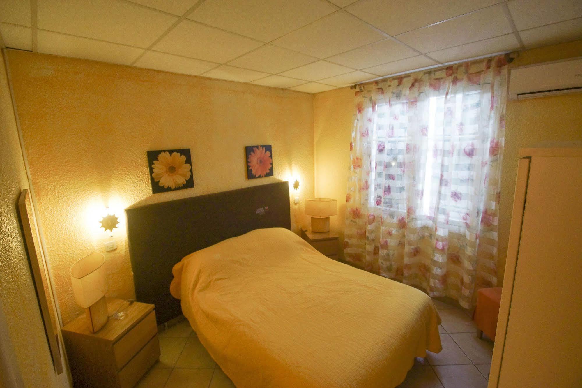 Hotel Le Derby Cagnes-sur-Mer Bagian luar foto